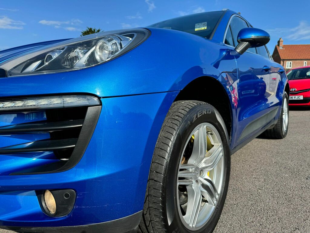 Porsche Macan Sri Red #17