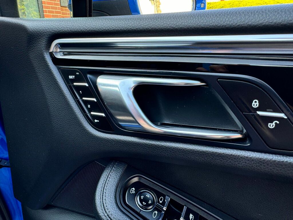 Porsche Macan Sri Red #5