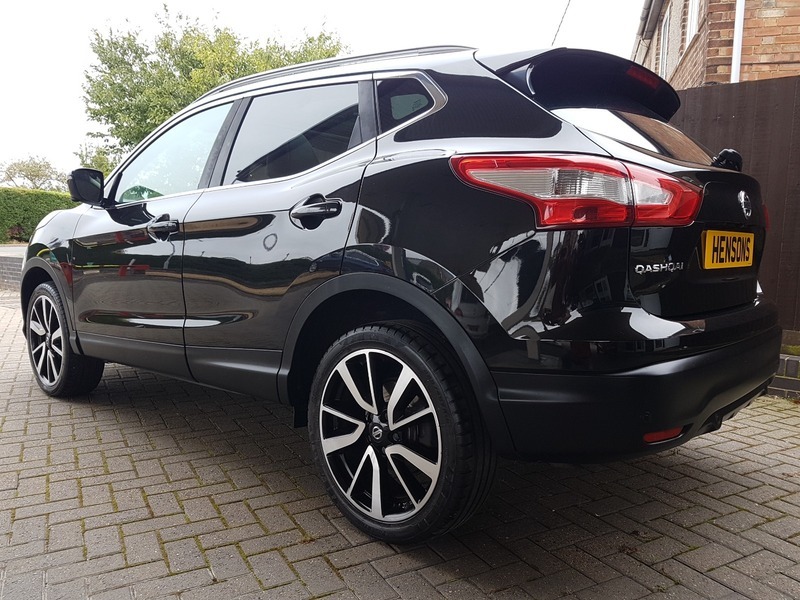 Nissan Qashqai Tekna Black #3