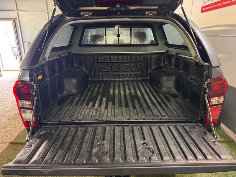 Isuzu Rodeo 1.9 Td Blade Pickup Black #9