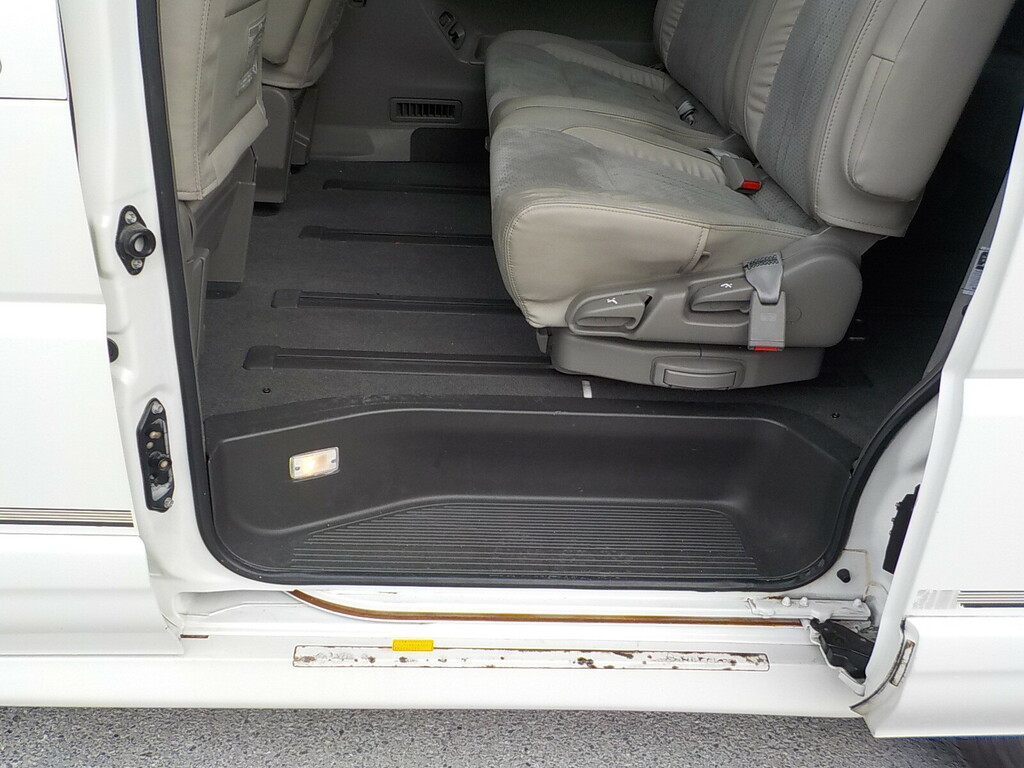 Nissan Elgrand Mpv White #14