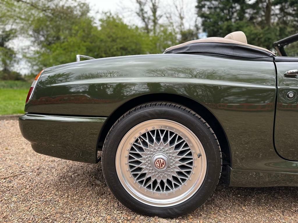 MG RV8   #32