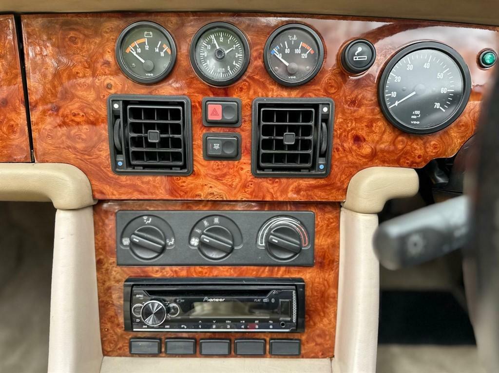 MG RV8   #37
