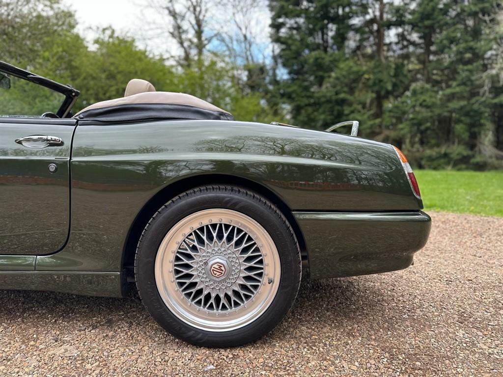 MG RV8   #40
