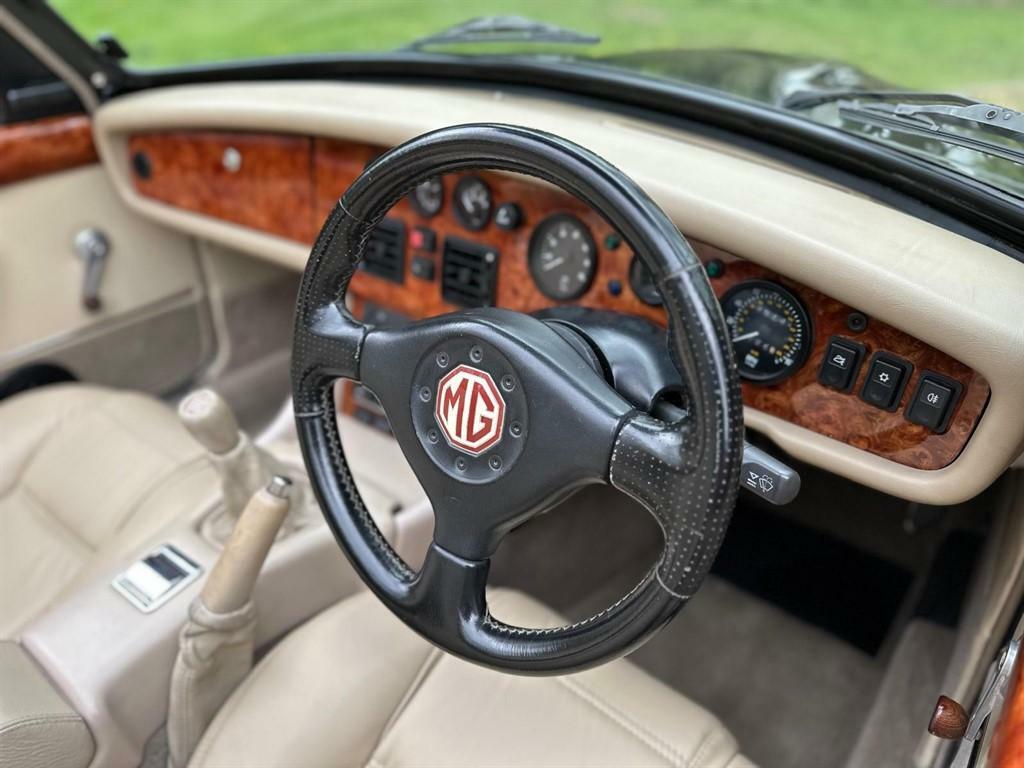MG RV8   #34