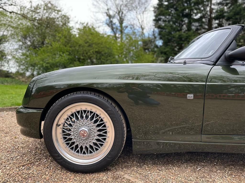 MG RV8   #47