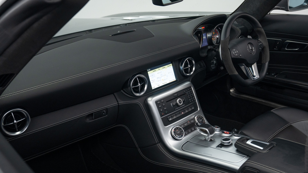 Mercedes-Benz SLS Gullwing Red #23