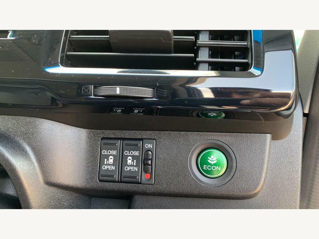 Honda StepWagon Spada 2.0 Hybrid 7 Seats Silver #75