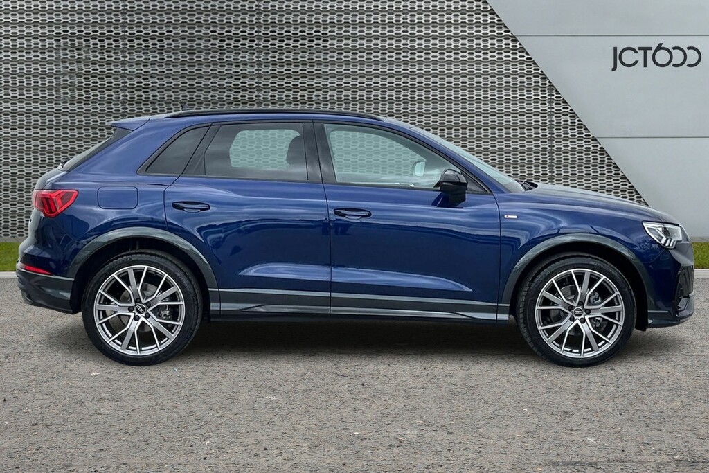 Audi Q3  Red #4