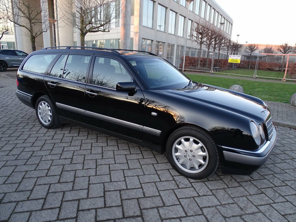 Mercedes-Benz E Class W210 E300 Td Elegance R38GGP Black #3