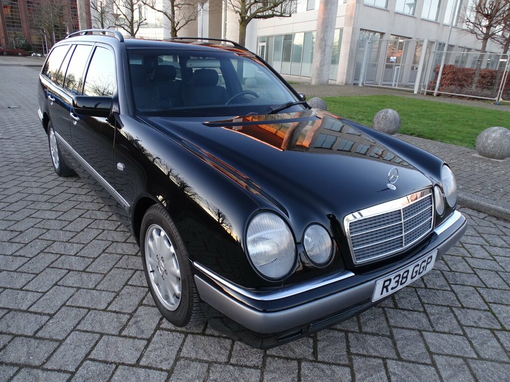Mercedes-Benz E Class W210 E300 Td Elegance Black