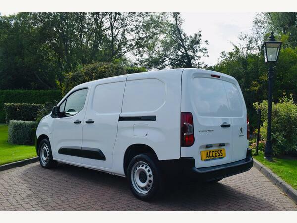 Peugeot Partner Panel Van 1.5 Bluehdi 950 Professional Premium L KM73UKE White #4