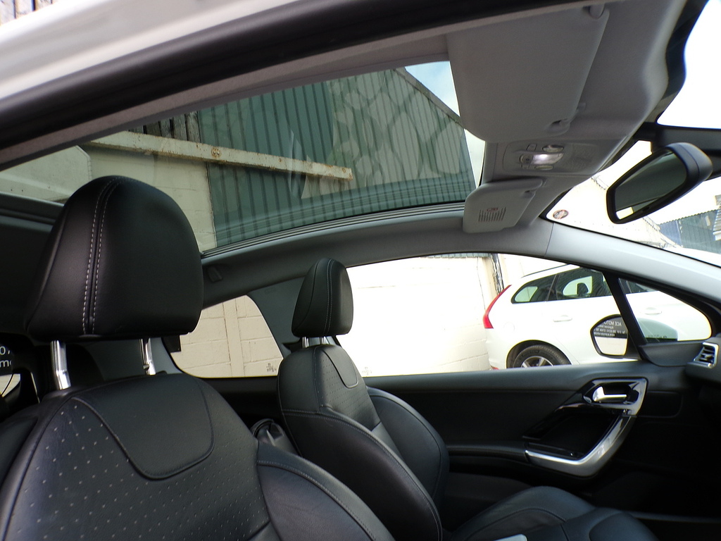 Peugeot e-208 E-hdi Active White #13