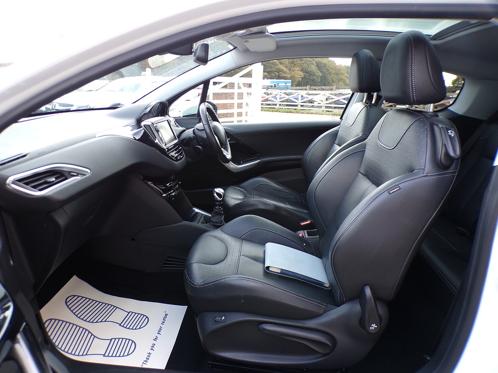 Peugeot e-208 E-hdi Active White #14