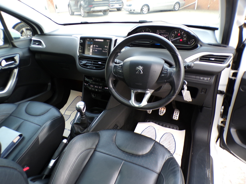 Peugeot e-208 E-hdi Active White #11