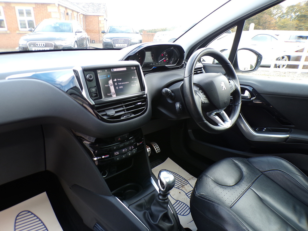 Peugeot e-208 E-hdi Active White #15