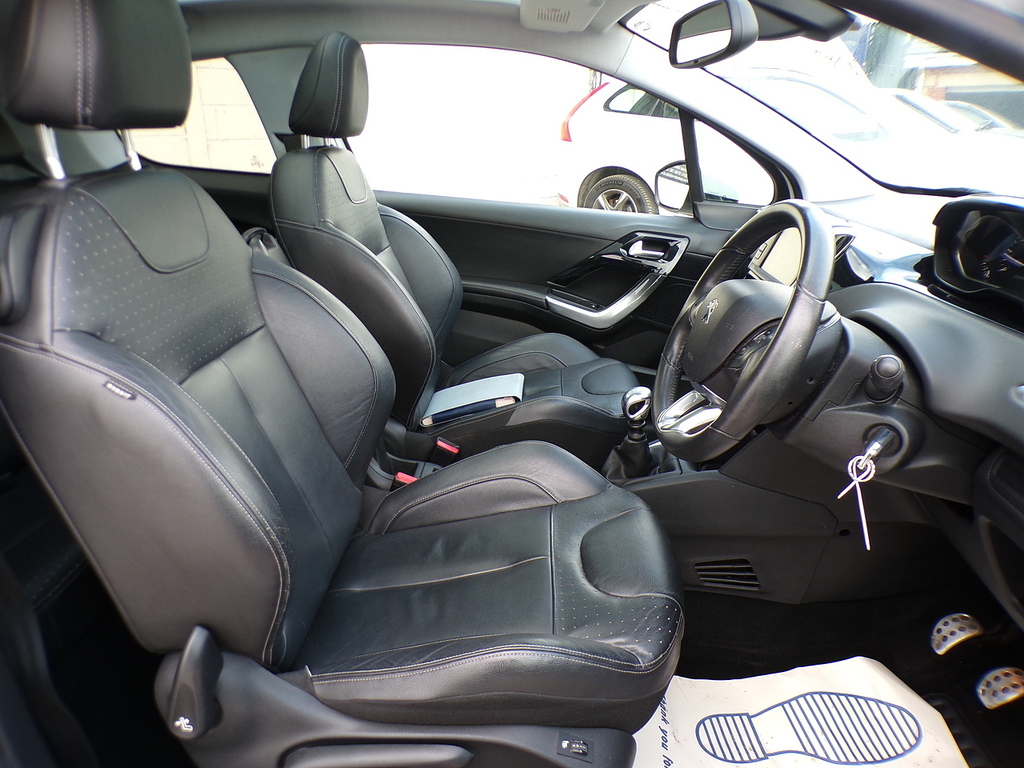 Peugeot e-208 E-hdi Active White #12