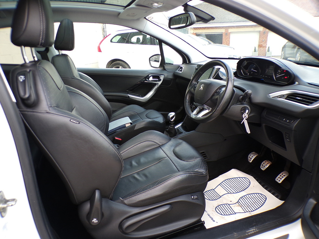 Peugeot e-208 E-hdi Active White #10