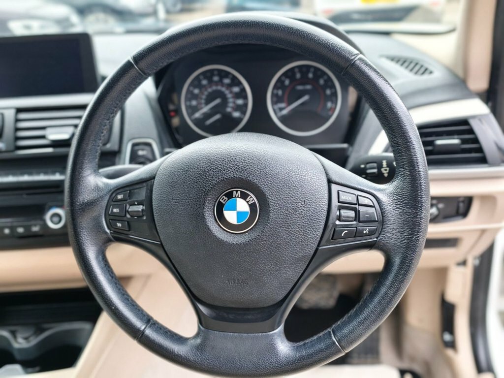 BMW 1 Series Hatchback BW63USB White #3