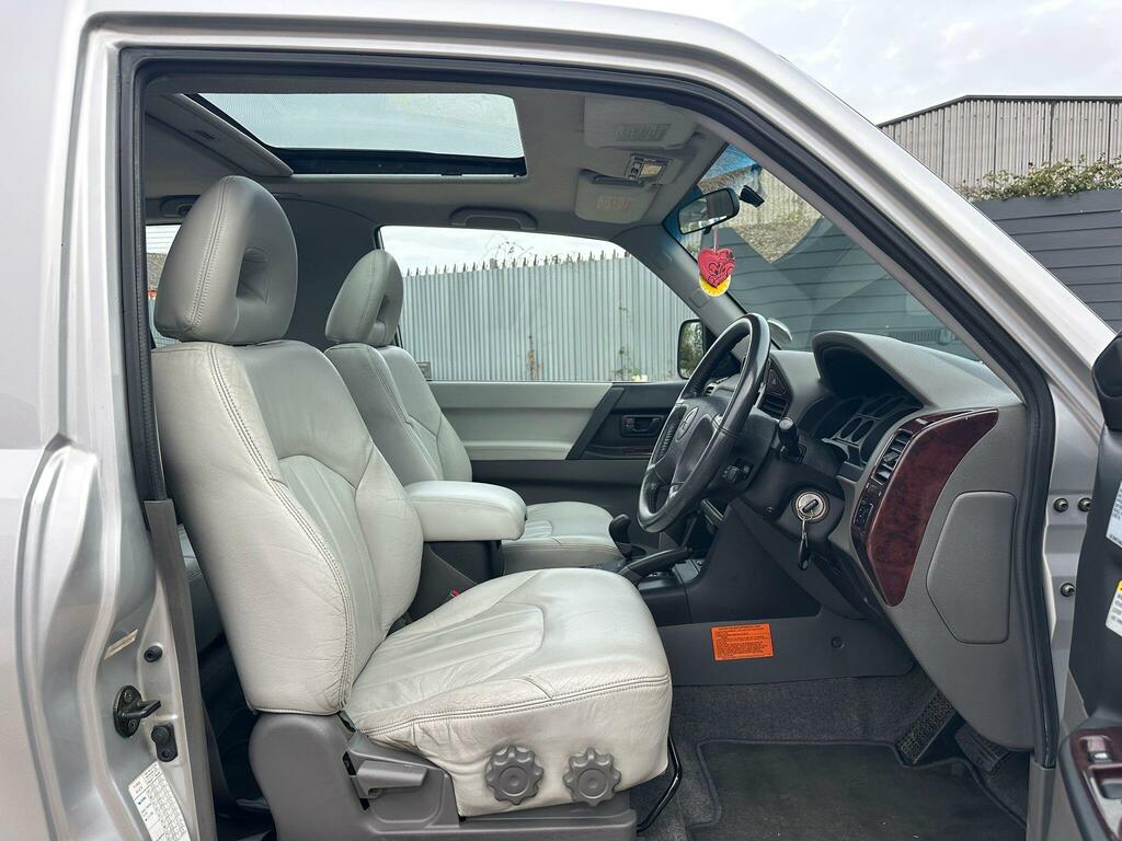 Mitsubishi Shogun 2800 Whitesilver Solid #2