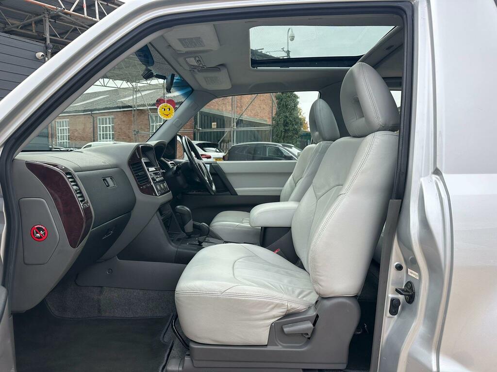 Mitsubishi Shogun 2800 Whitesilver Solid #14
