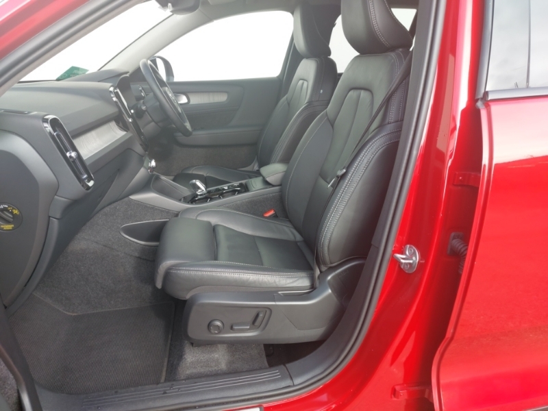 Volvo XC40 2.0 B4p Ultra Dark SK74ZNM Red #5