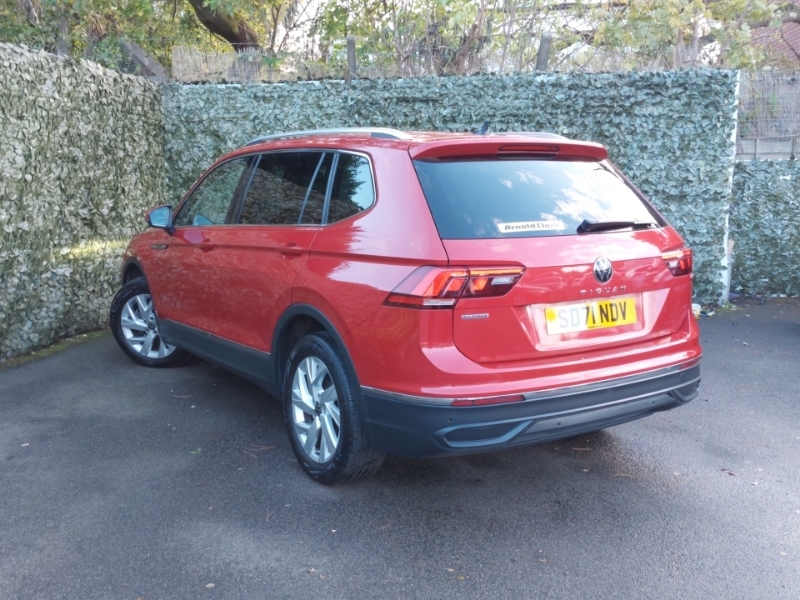 Volkswagen Tiguan Allspace 2.0 Tdi Life Dsg Red #2