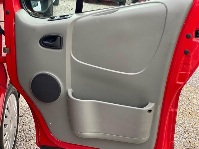 Nissan Primastar Mpv White #18