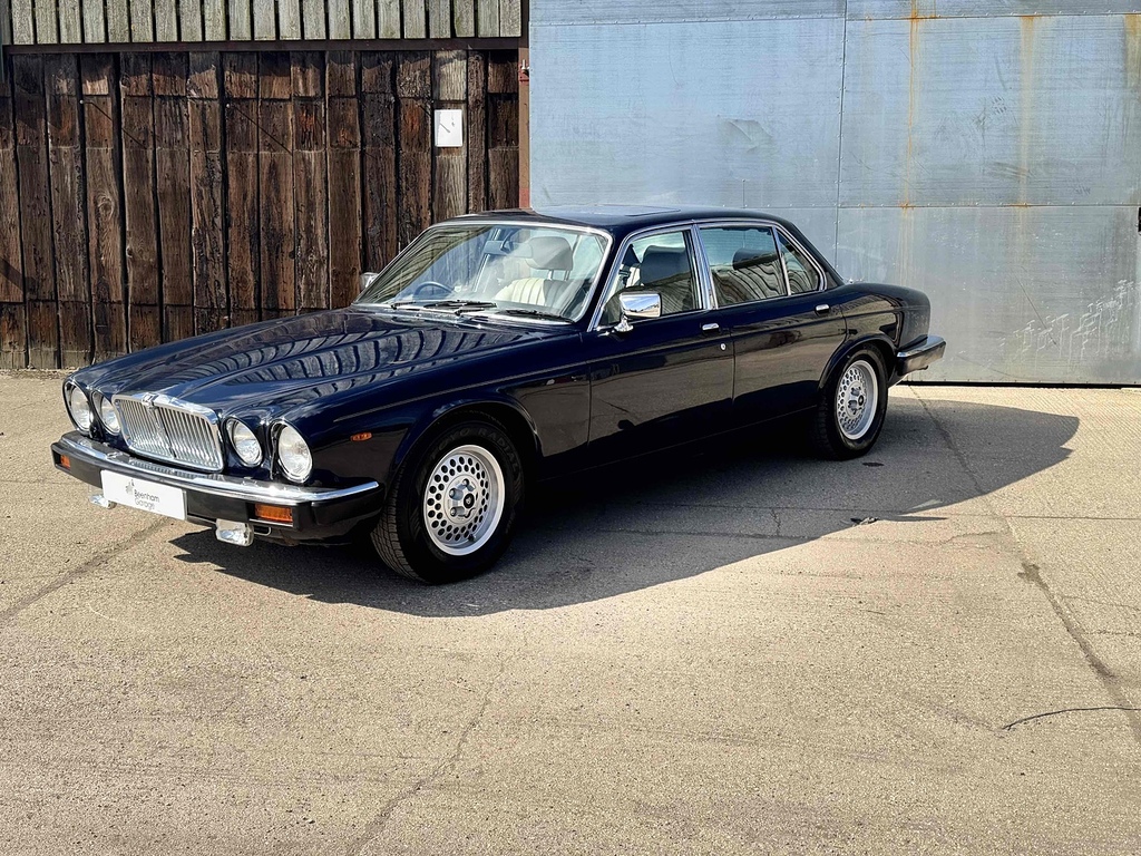 Jaguar XJ Saloon Blue #13