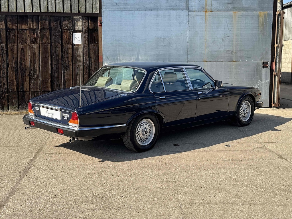 Jaguar XJ Saloon Blue #8