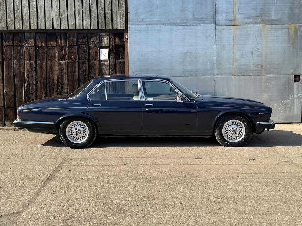 Jaguar XJ Saloon Blue #3