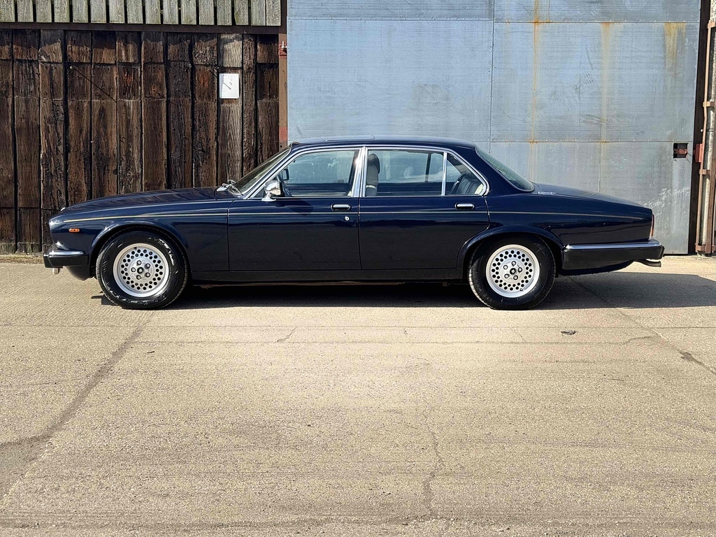 Jaguar XJ Saloon Blue #4