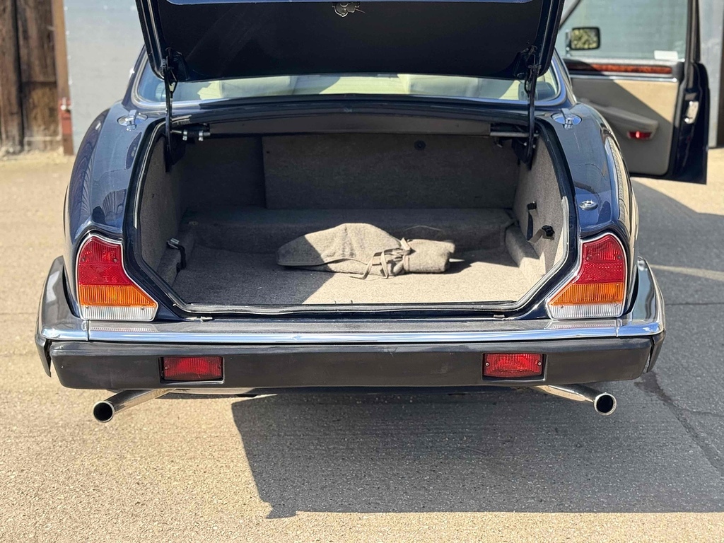 Jaguar XJ Saloon Blue #12