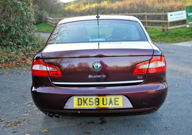 Skoda Superb Hatchback White #6