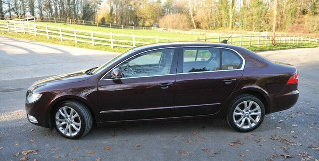 Skoda Superb Hatchback White #4