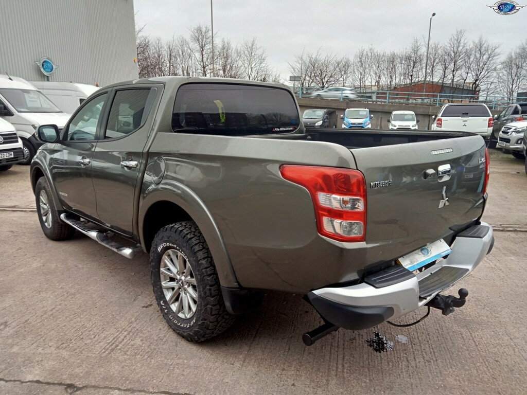 Mitsubishi L200 2.4 Di-d Dc Warrior 2015 YY65CVX Green #5