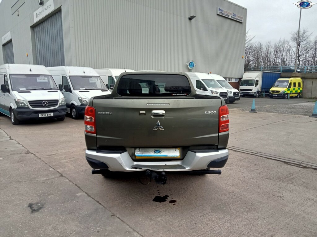 Mitsubishi L200 2.4 Di-d Dc Warrior 2015 YY65CVX Green #6