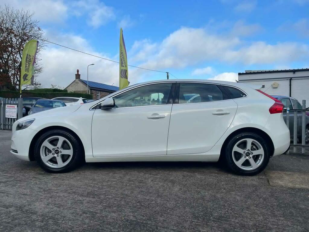 Volvo V40 Hatchback 1.6 T4 Se Hatchback Powershif White #2