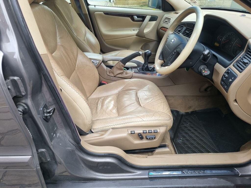 Volvo XC70 2.4 D5 Se Lux Silver #12