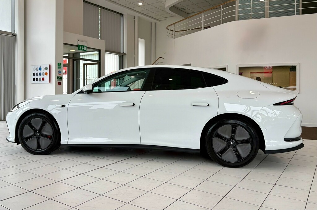 MG IM5 217Kw Standard Range 75Kwh White #4