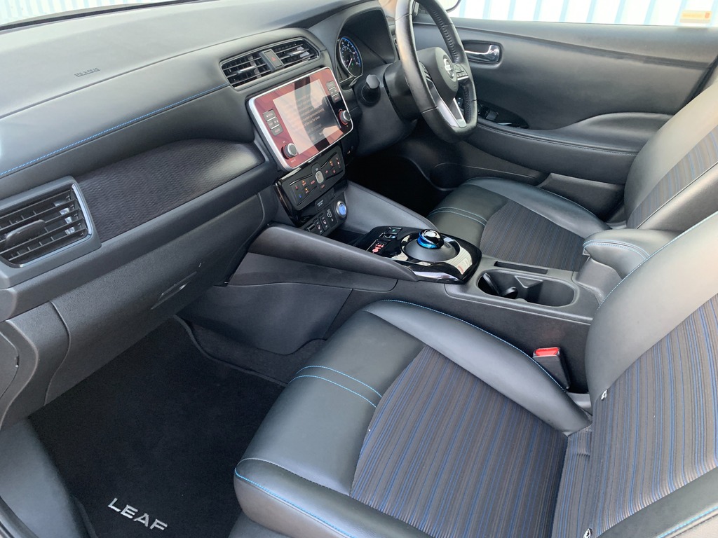 Nissan Leaf 40Kwh N-connecta Hatchback 150 SV69WKW Silver #2