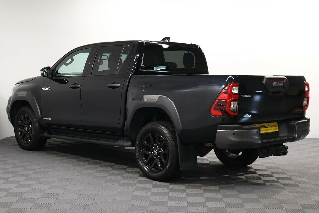 Toyota HILUX D-4d Invincible X Black #4