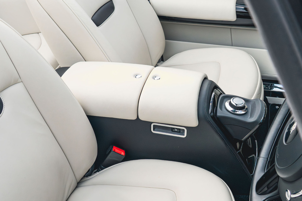 Rolls-Royce Phantom V12 Saloon Black #51