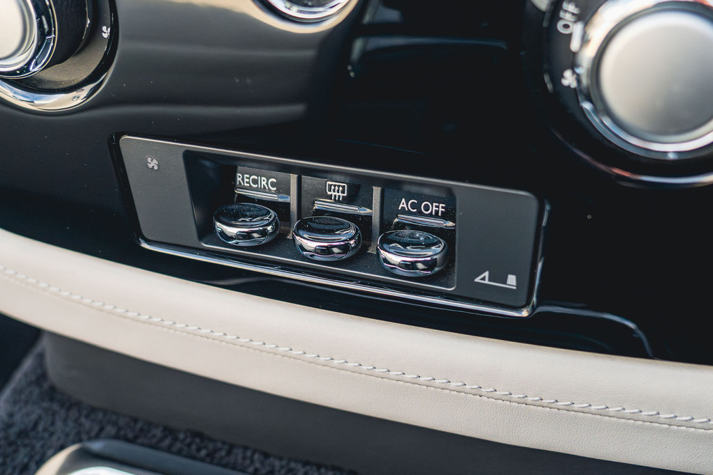 Rolls-Royce Phantom V12 Saloon Black #64
