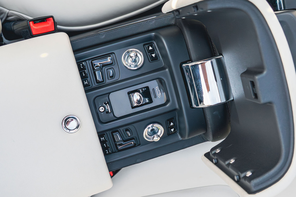 Rolls-Royce Phantom V12 Saloon Black #68