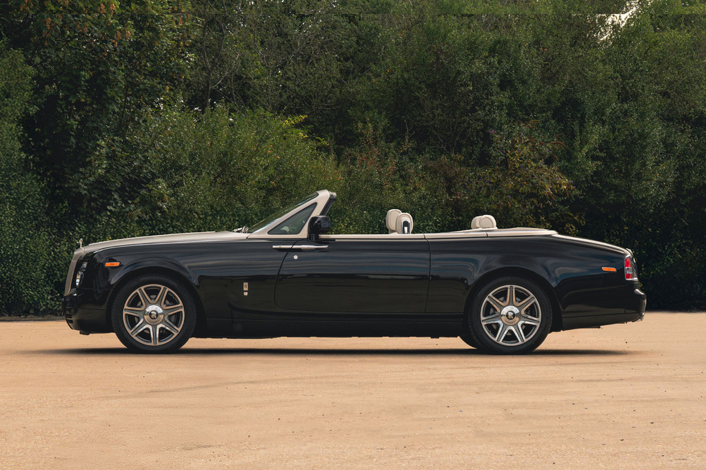 Rolls-Royce Phantom V12 Saloon Black #1