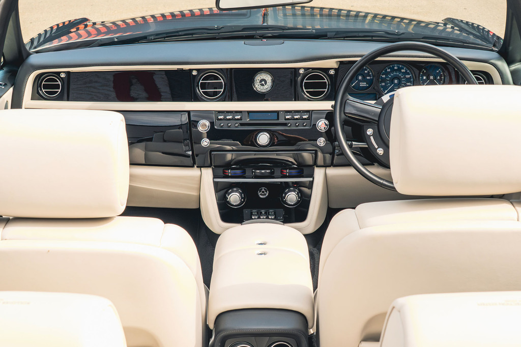 Rolls-Royce Phantom V12 Saloon Black #48