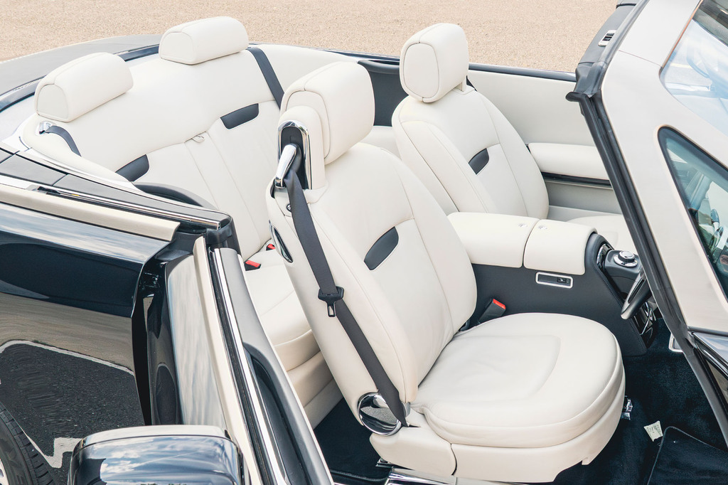 Rolls-Royce Phantom V12 Saloon Black #52