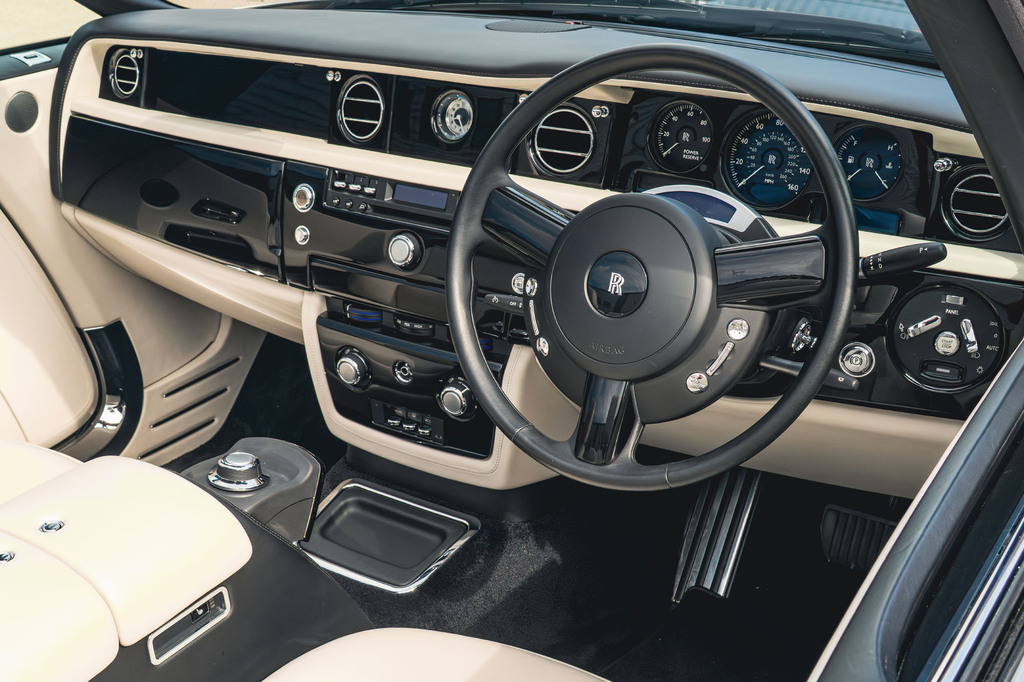 Rolls-Royce Phantom V12 Saloon Black #50