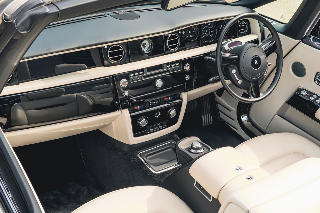 Rolls-Royce Phantom V12 Saloon Black #47